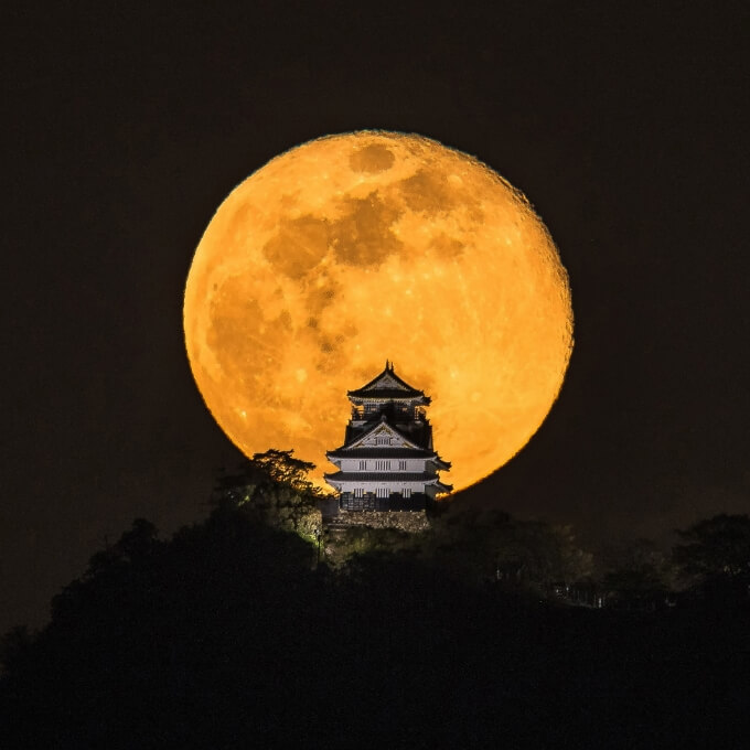 月と岐阜城